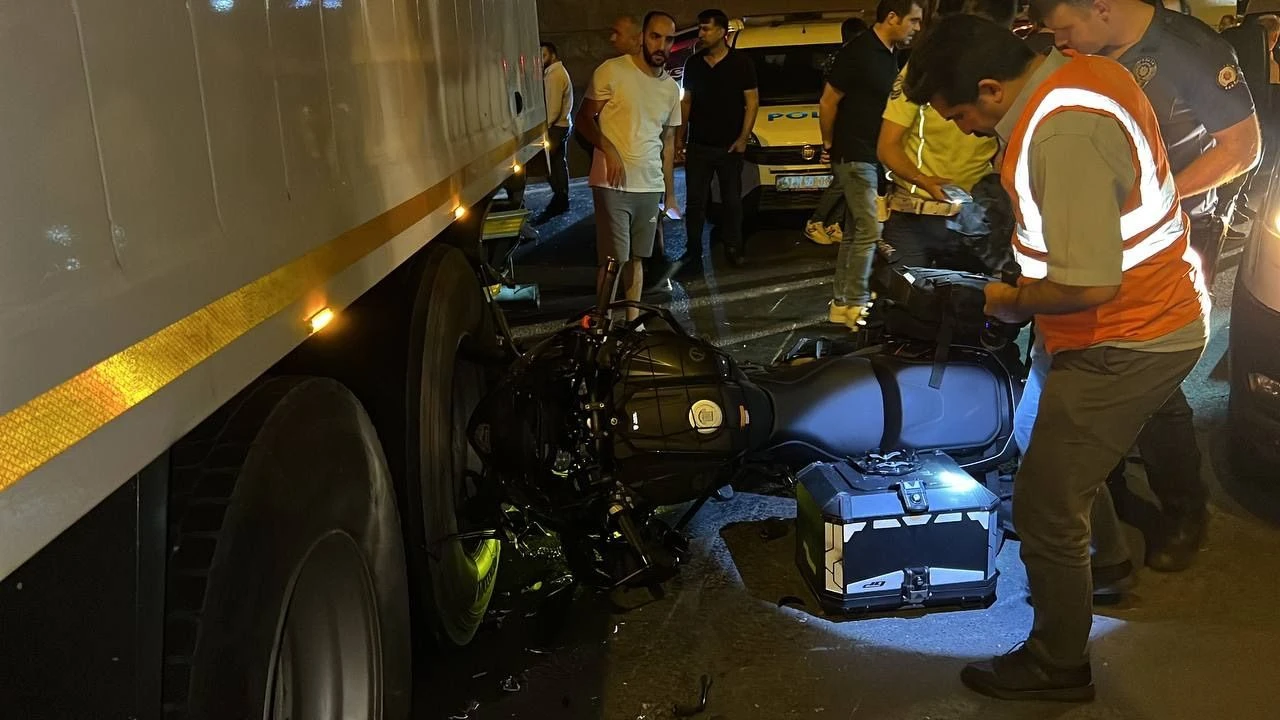 Ankara yolu ulaşıma kapandı: Kamyon devrildi, yaalılar var - 2. Resim