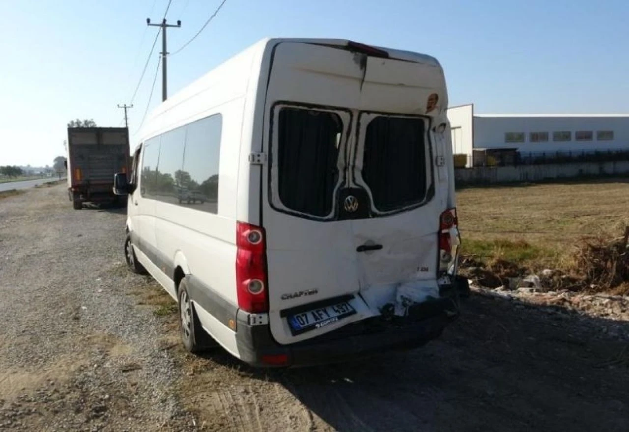 Antalya’da feci kaza! Tır ile otel servisi çarpıştı: Çok sayıda yaralı var! - 1. Resim