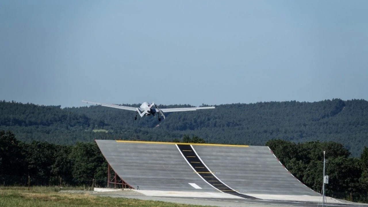 Bayraktar TB3 ilk rampa kalkış testini başarıyla tamamladı: Adım adım TCG Anadolu'ya!