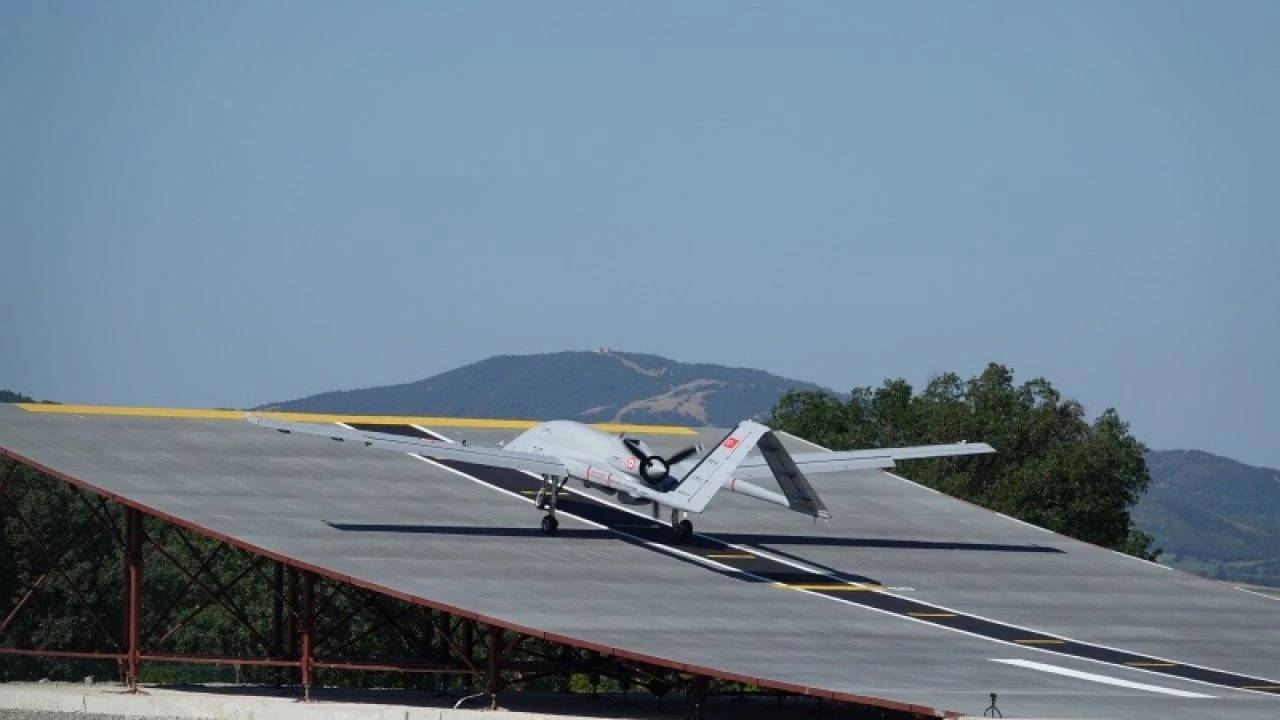 Bayraktar TB3 ilk rampa kalkış testini başarıyla tamamladı: Adım adım TCG Anadolu'ya!