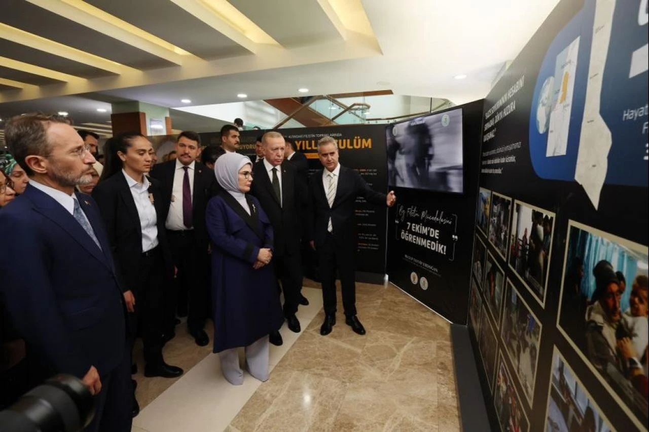 Cumhurbaşkanı Erdoğan, İsrail'in Filistin'deki katliamını anlatan sergiyi gezdi - 2. Resim