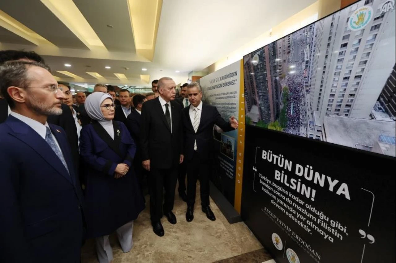 Cumhurbaşkanı Erdoğan, İsrail'in Filistin'deki katliamını anlatan sergiyi gezdi - 1. Resim