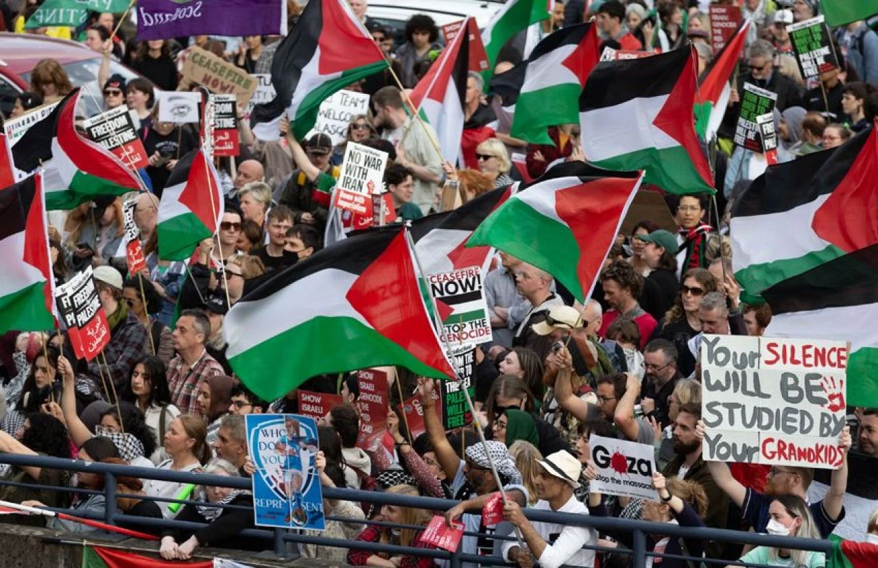 İsrail-İskoçya maçında görülmemiş protesto: Kendini kale direğini zincirledi! - 1. Resim