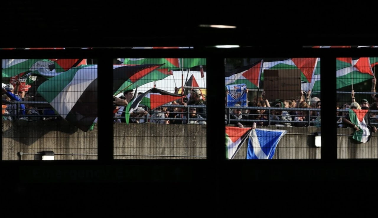 İsrail milli takımına rahat yok: Flistin destekçisi kişi kendini kaleye zincirledi