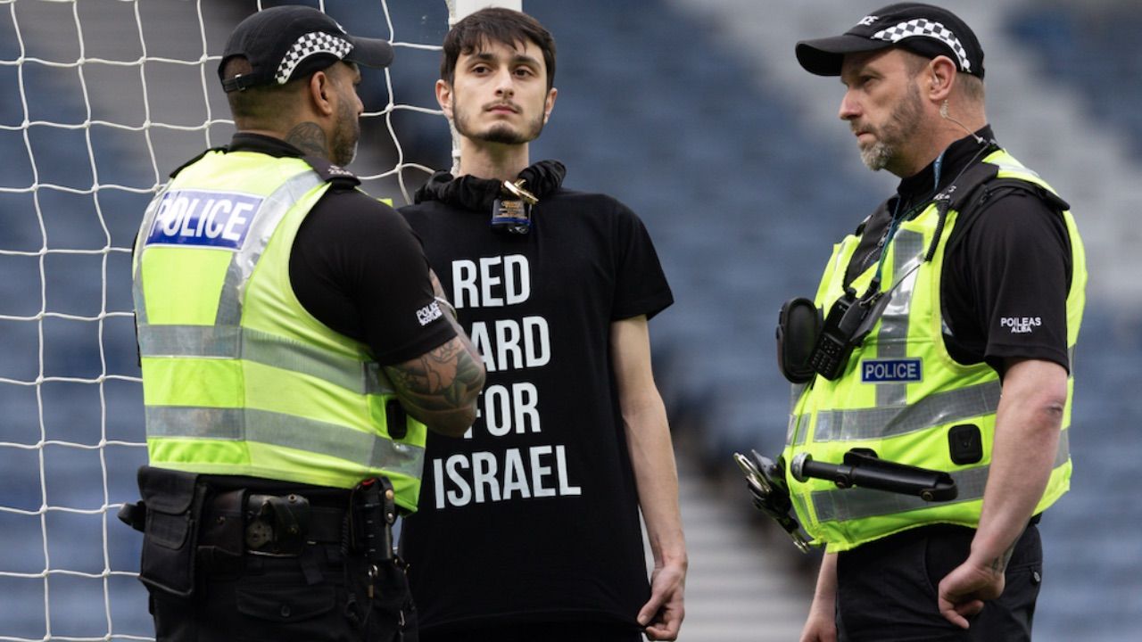 İsrail milli takımına rahat yok: Flistin destekçisi kişi kendini kaleye zincirledi - Spor