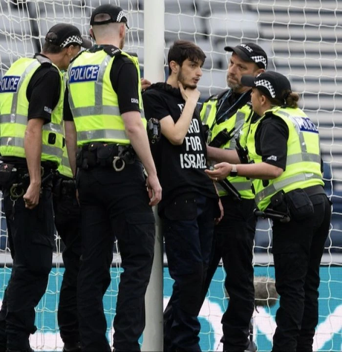 İsrail milli takımına rahat yok: Flistin destekçisi kişi kendini kaleye zincirledi