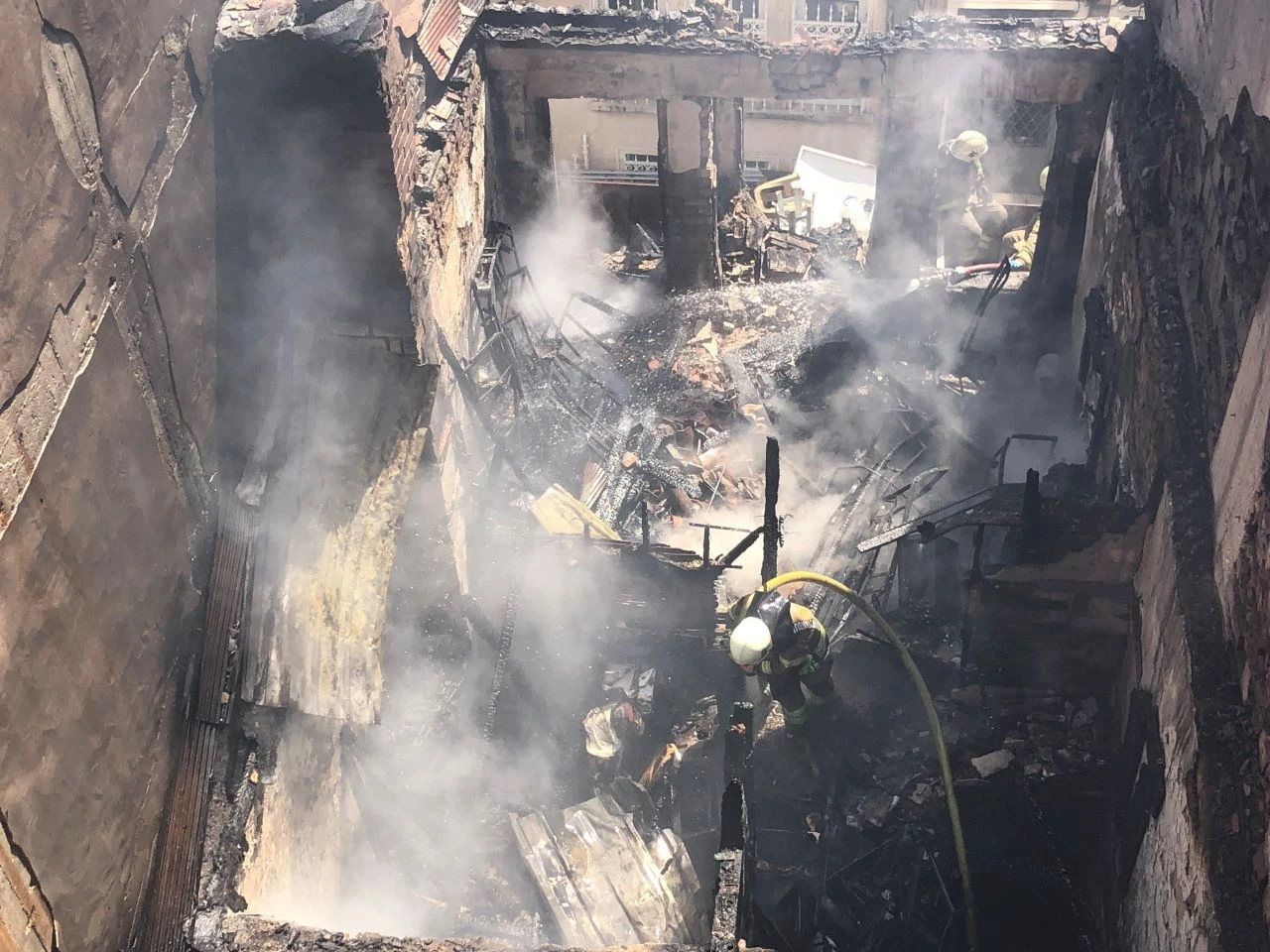 Ortaköy'de yangın paniği! Kedisi sayesinde ölümden döndü - 1. Resim