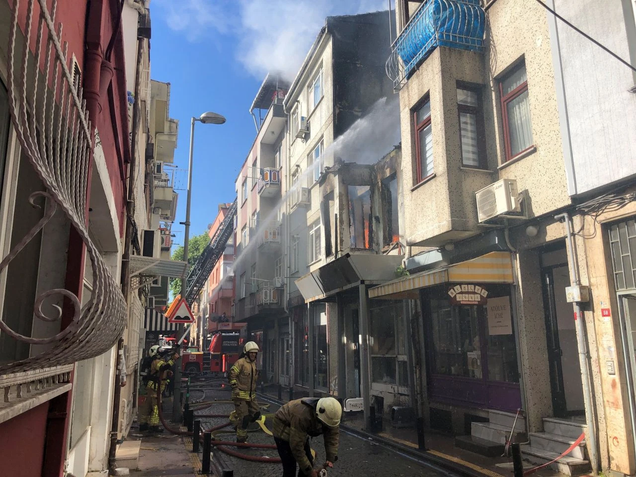 Ortaköy'de yangın paniği! Kedisi sayesinde ölümden döndü - 2. Resim