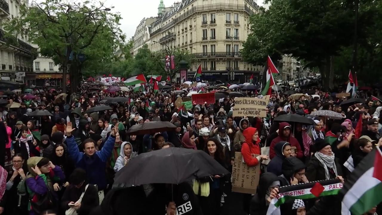 Paris&#039;te on binlerce kişi Gazze&#039;ye destek için yürüdü