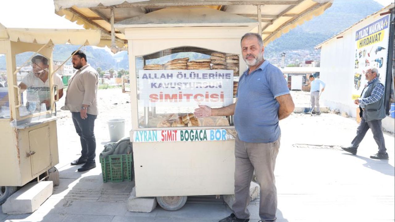 Simitçiden güldüren yazı: Gören bir daha bakıyor