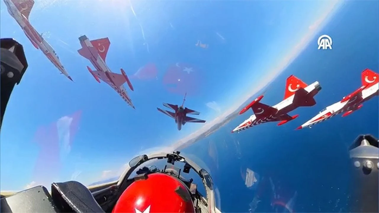 Türk Yıldızları ve HÜRJET'in nefes kesen görüntüleri... Özgün akrobasi hareketleriyle gösteri yaptılar