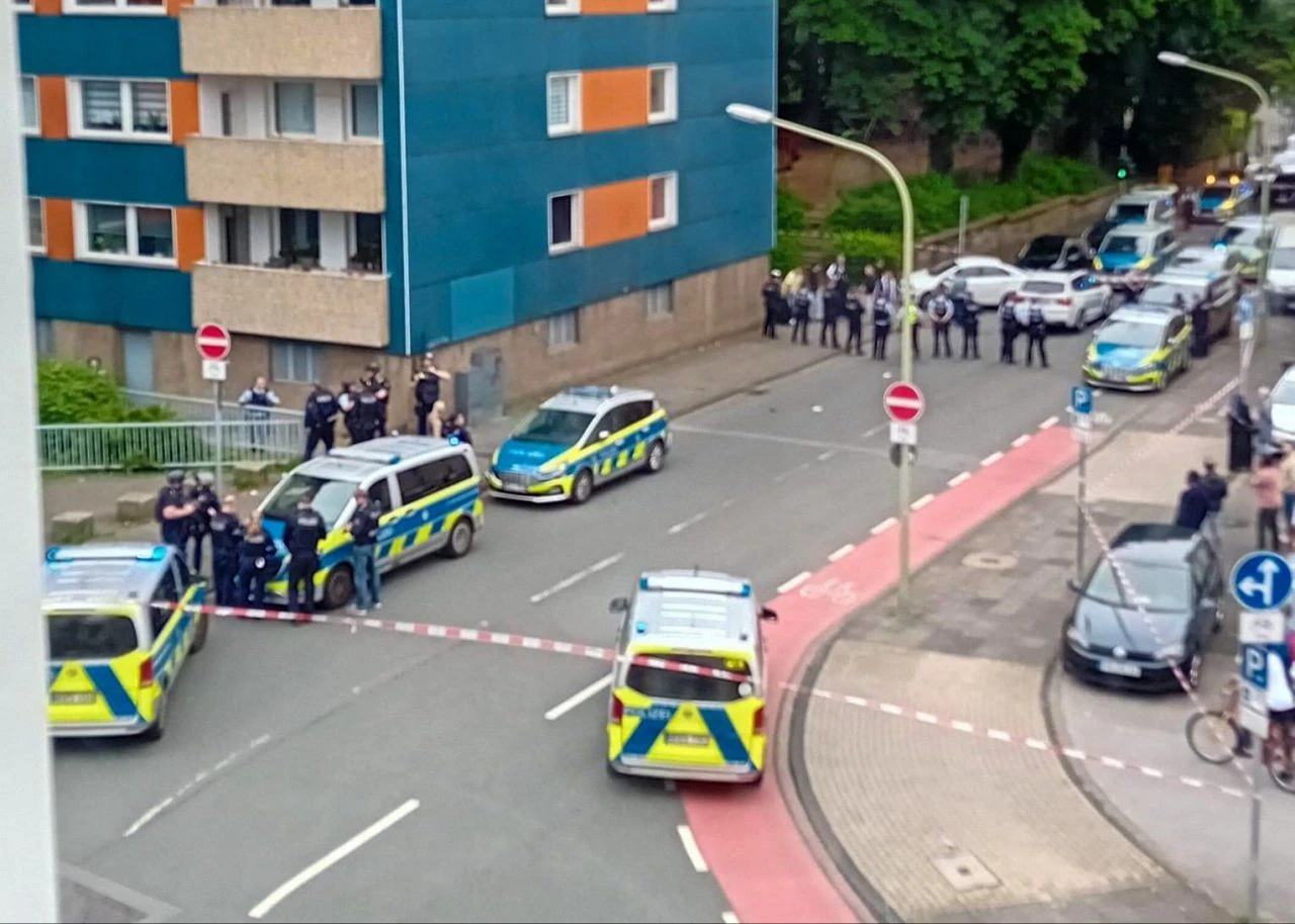 Almanya'da dehşet saçan Türk! Eşini vurdu komşusuna gitti oradan da berbere geçti