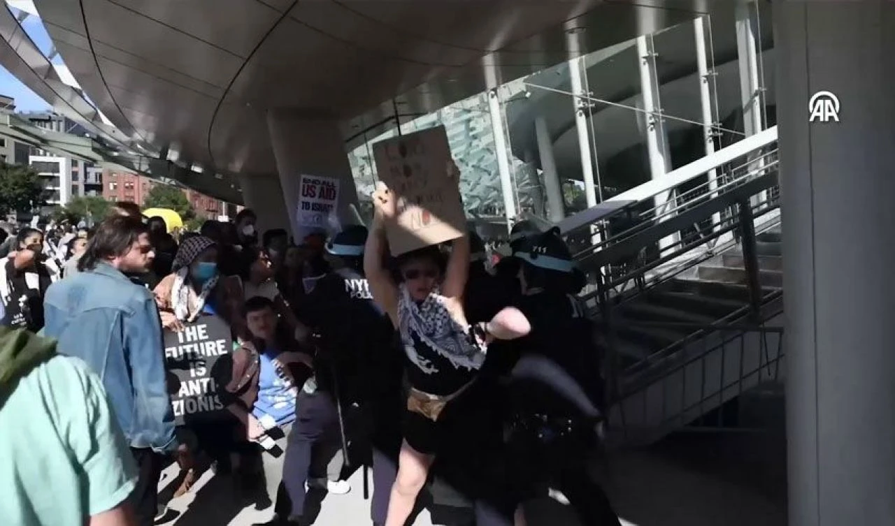 Barışçıl Filistin gösterilerine acımasız müdahale: ABD polisi Türk muhabiri yaraladı