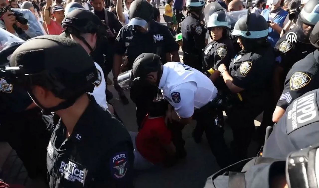 Barışçıl Filistin gösterilerine acımasız müdahale: ABD polisi Türk muhabiri yaraladı
