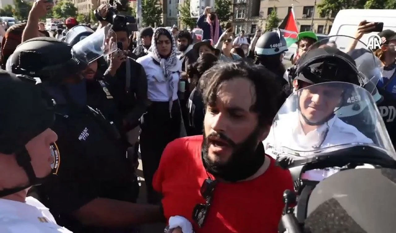 Barışçıl Filistin gösterilerine acımasız müdahale: ABD polisi Türk muhabiri yaraladı
