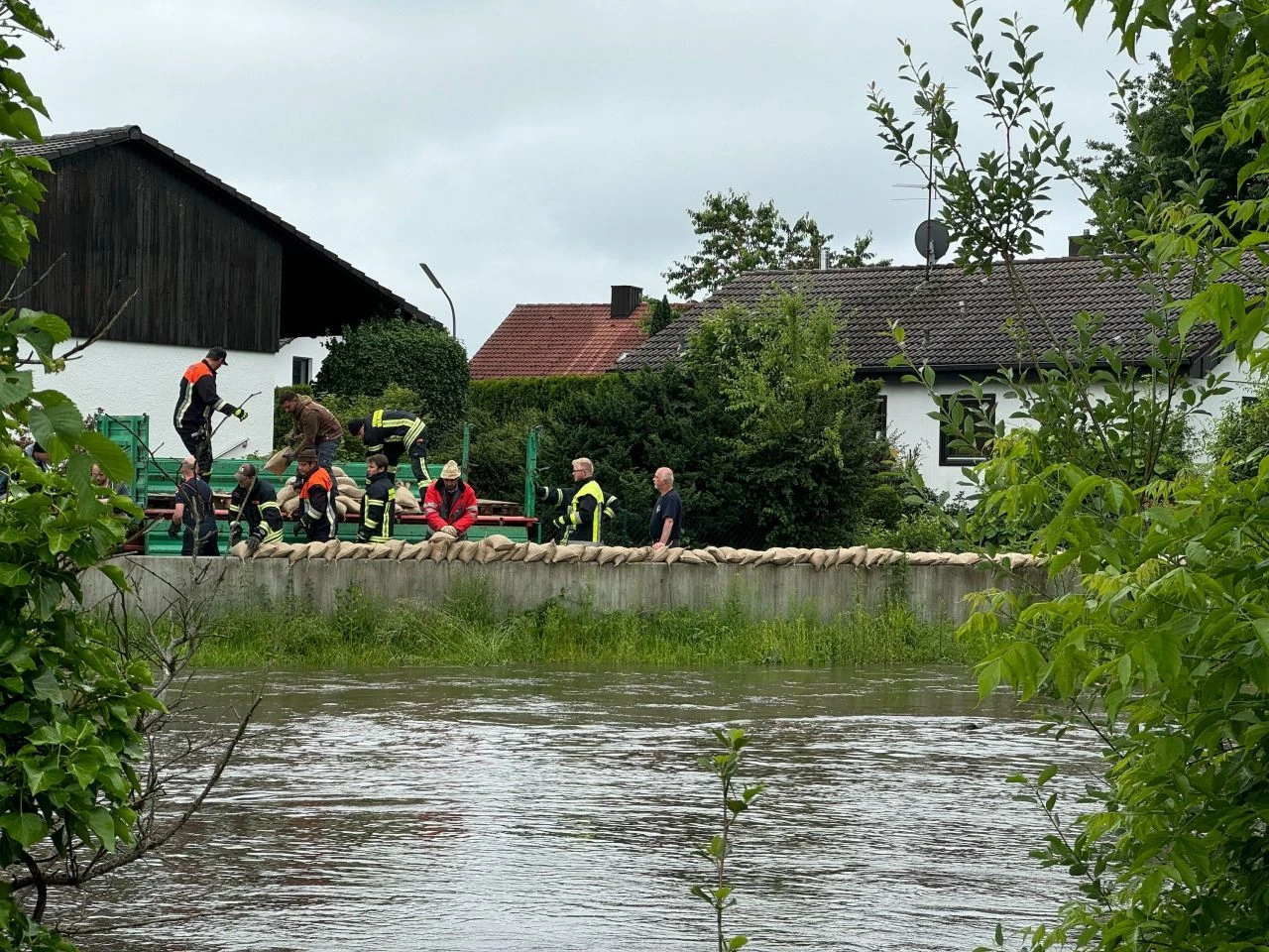 Bir aylık yağış bir günde yağdı! İtfaiye erlerinin botu alabora oldu, bir kişi öldü - 1. Resim