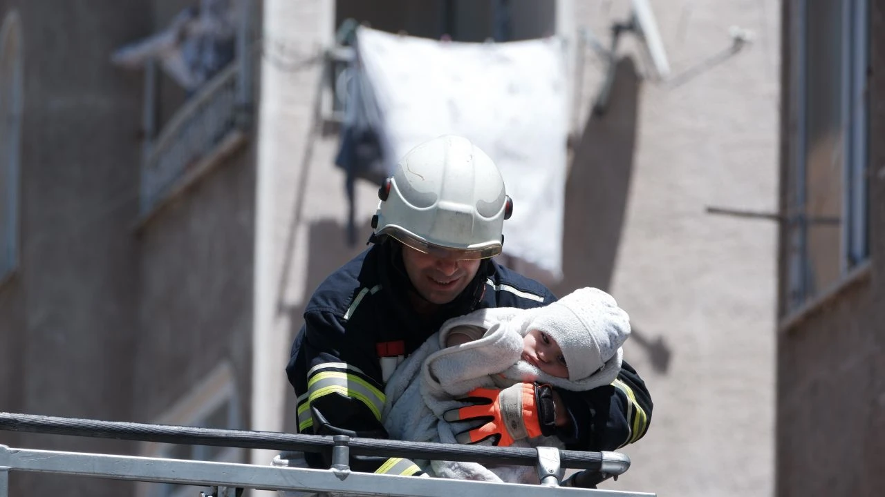 Faciaya ramak kala... Bu kez de Erzurum! Binanın merdivenleri çöktü - 1. Resim