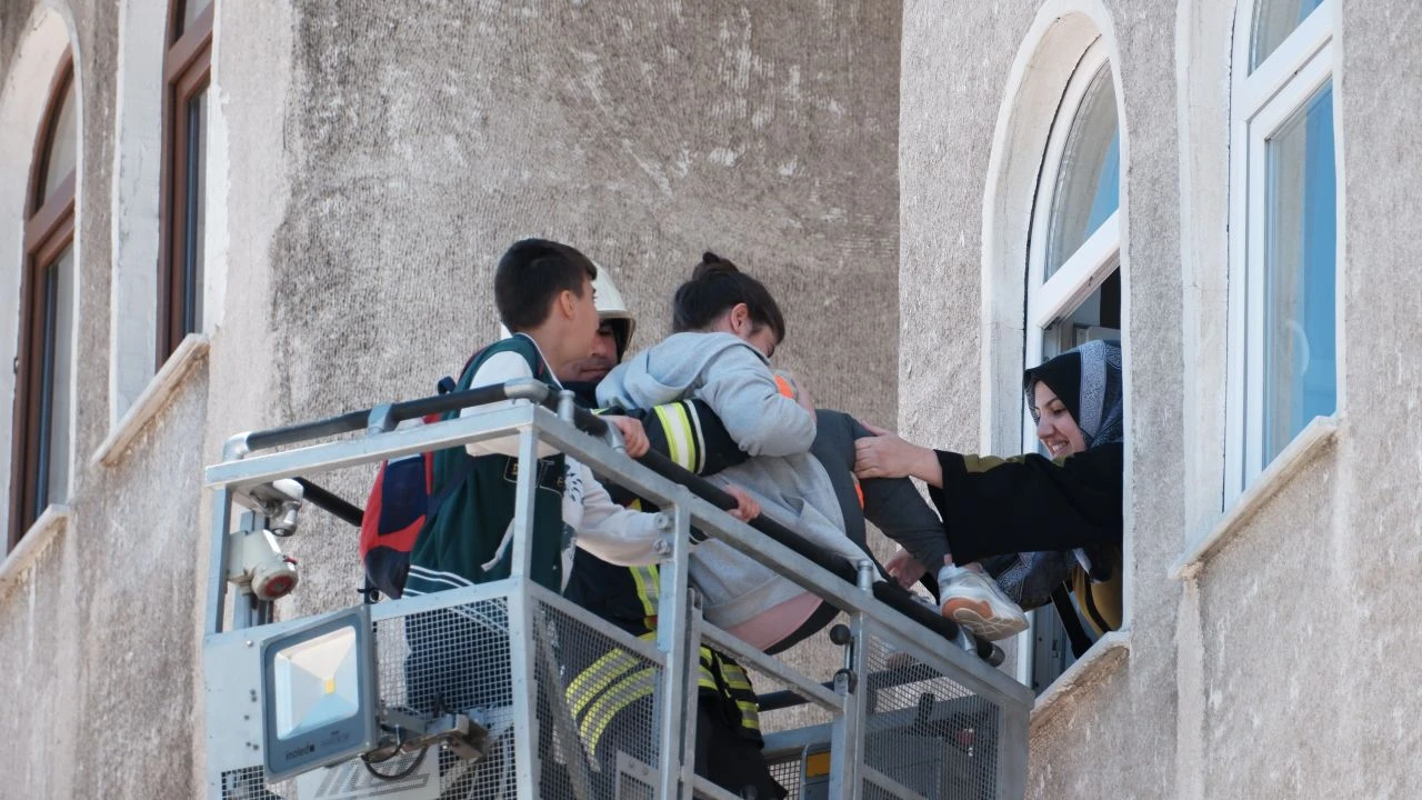 Faciaya ramak kala... Bu kez de Erzurum! Binanın merdivenleri çöktü - 2. Resim