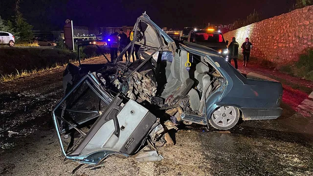 Hafif ticari araçla çarpışan Tofaş hurdaya döndü: 2’si ağır 5 yaralı - 1. Resim