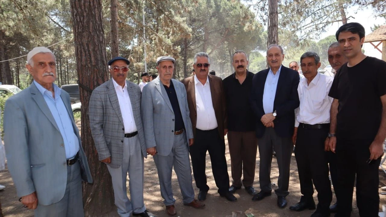 Halay eşliğinde mangal keyfi! Havalar ısındı piknik yerleri şenlik havasına büründü - 4. Resim