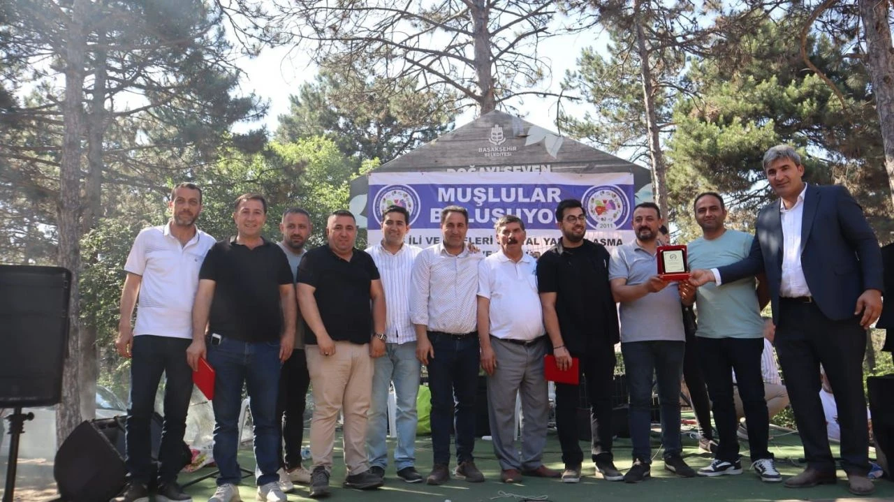 Halay eşliğinde mangal keyfi! Havalar ısındı piknik yerleri şenlik havasına büründü - 3. Resim