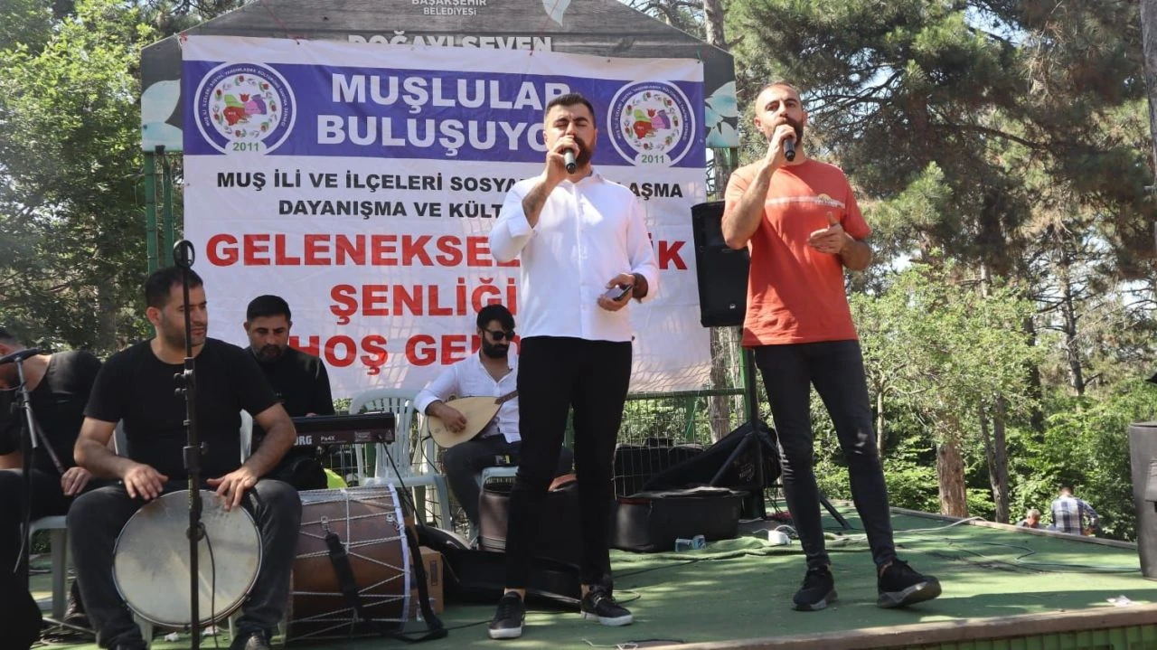 Halay eşliğinde mangal keyfi! Havalar ısındı piknik yerleri şenlik havasına büründü - 2. Resim