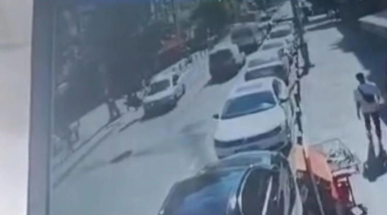 Korkunç kaza kamerada! Yaşlı kadın böyle havaya savruldu - 1. Resim