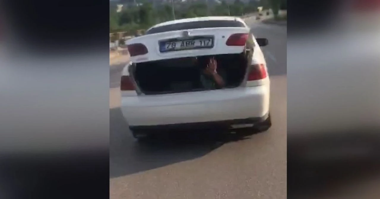 Küçük çocuğu otomobilde taşıdıkları yer şoke etti! O anları kaydetti