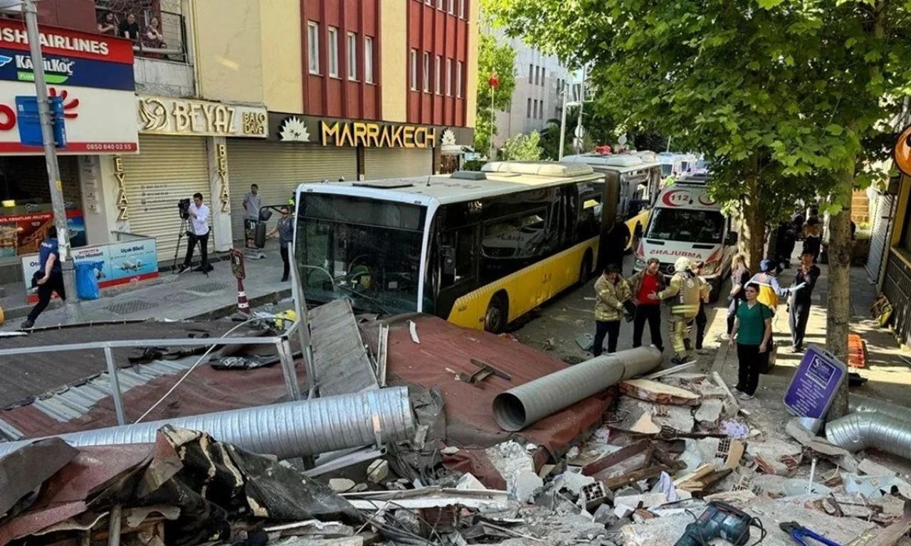 Küçükçekmece'de 3 katlı bina yerle bir oldu! Ekipleri seferber oldu, bölgeden yeni görüntüler geldi - 2. Resim