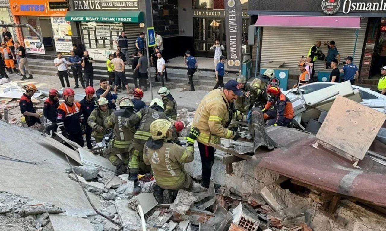 Küçükçekmece'de 3 katlı bina yerle bir oldu! Ekipleri seferber oldu, bölgeden yeni görüntüler geldi - 3. Resim