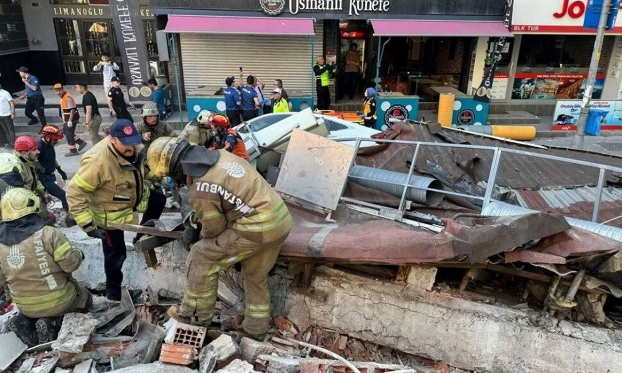 Küçükçekmece'de 3 katlı bina yerle bir oldu! Ekipleri seferber oldu, bölgeden yeni görüntüler geldi - 1. Resim