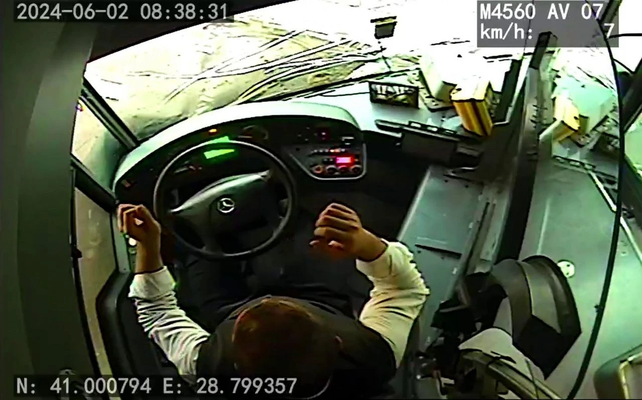 Küçükçekmece’de binanın çöktüğü anlar araç kamerasında: Şoför şoke oldu - 1. Resim