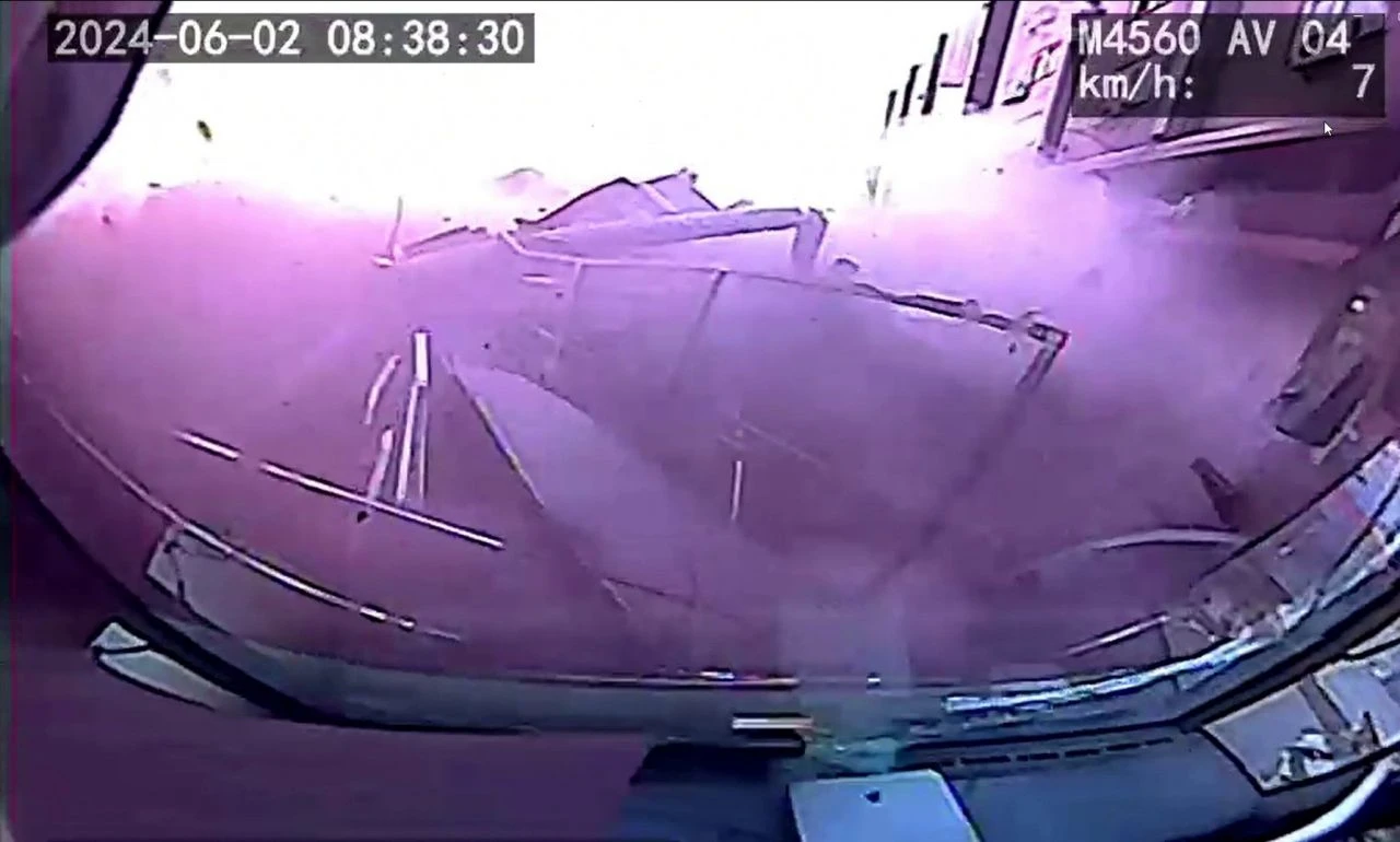 Küçükçekmece’de binanın çöktüğü anlar araç kamerasında: Şoför şoke oldu - 2. Resim