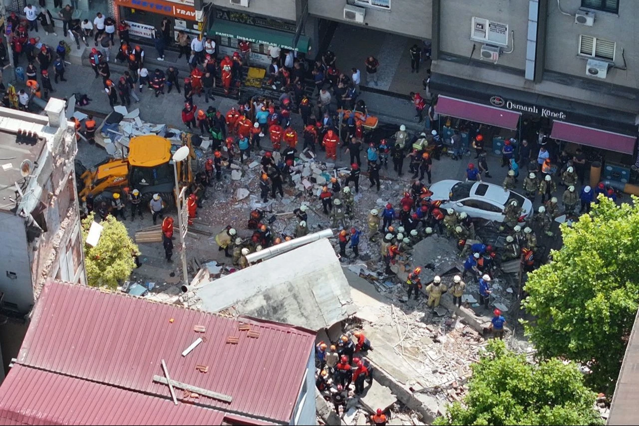 Küçükçekmece'de binanın neden çöktüğünü bulmak için soruşturma başlatıldı