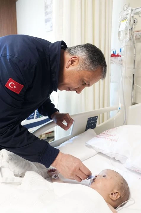 Küçükçekmece'de çöken binadan kurtulan 6 aylık bebeği Bakan Yerlikaya ziyaret etti - 1. Resim