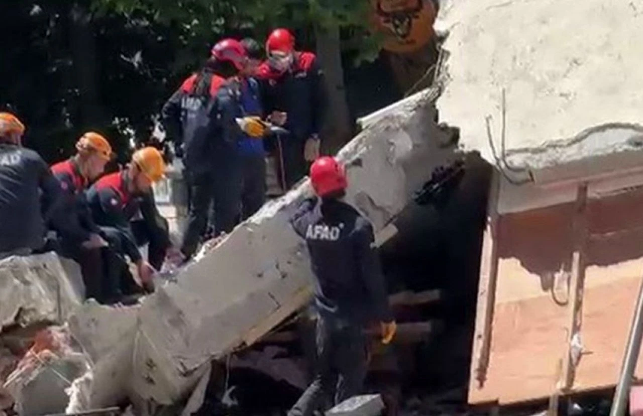 Küçükçekmece’de çöken binanın bitişiğindeki <a href=