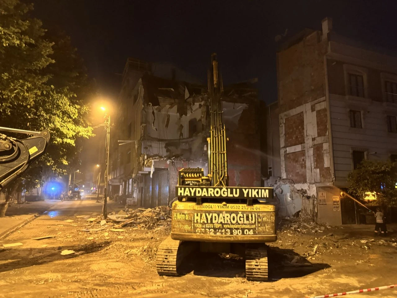 Küçükçekmece'de çöken binanın yanındaki bina yıkılıyor