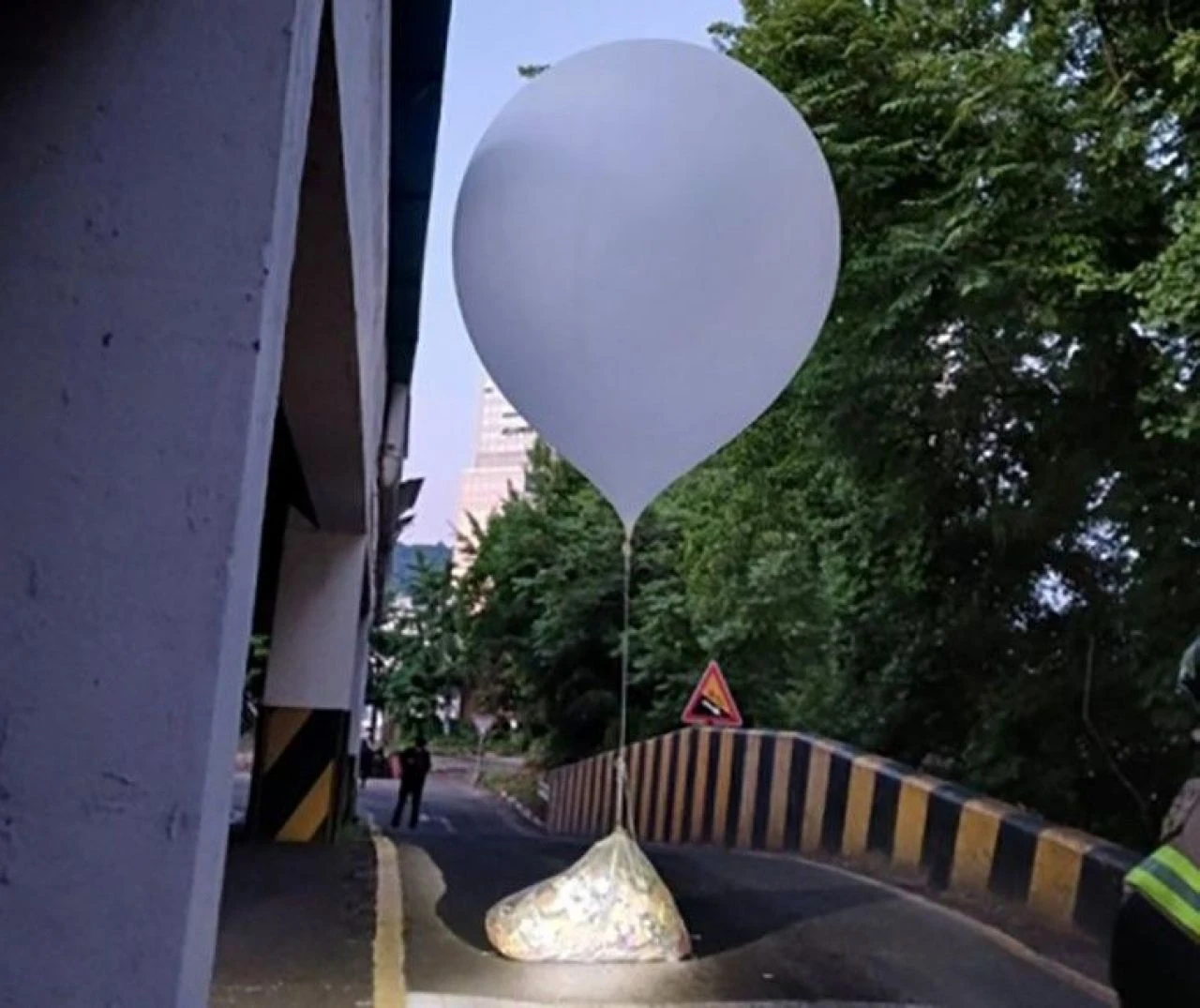Kuzey Kore, Güney Kore'yi çöplüğe çevirmeye niyetli: 600 balonla kilolarca çöp gönderdi - 1. Resim