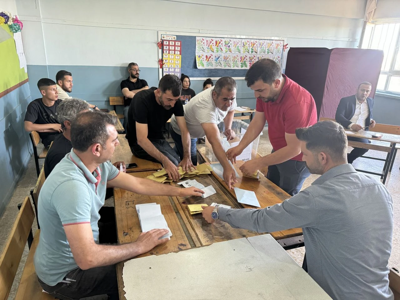 Sandıklar açıldı oy sayımı işlemleri başladı! 3 ilçe ve 4 beldede yeniden seçim heyecanı - 1. Resim