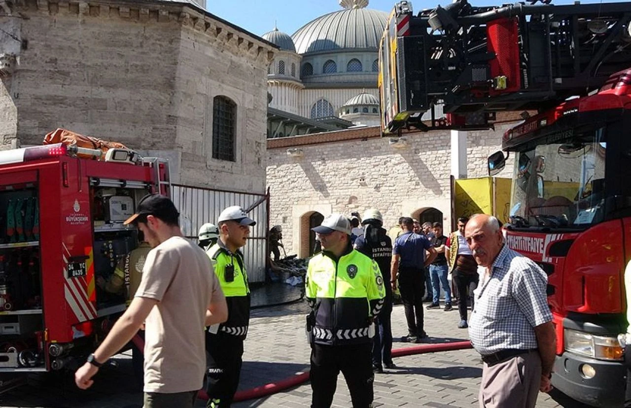 Taksim Meydanı'nda yangın paniği: Boyalar patladı