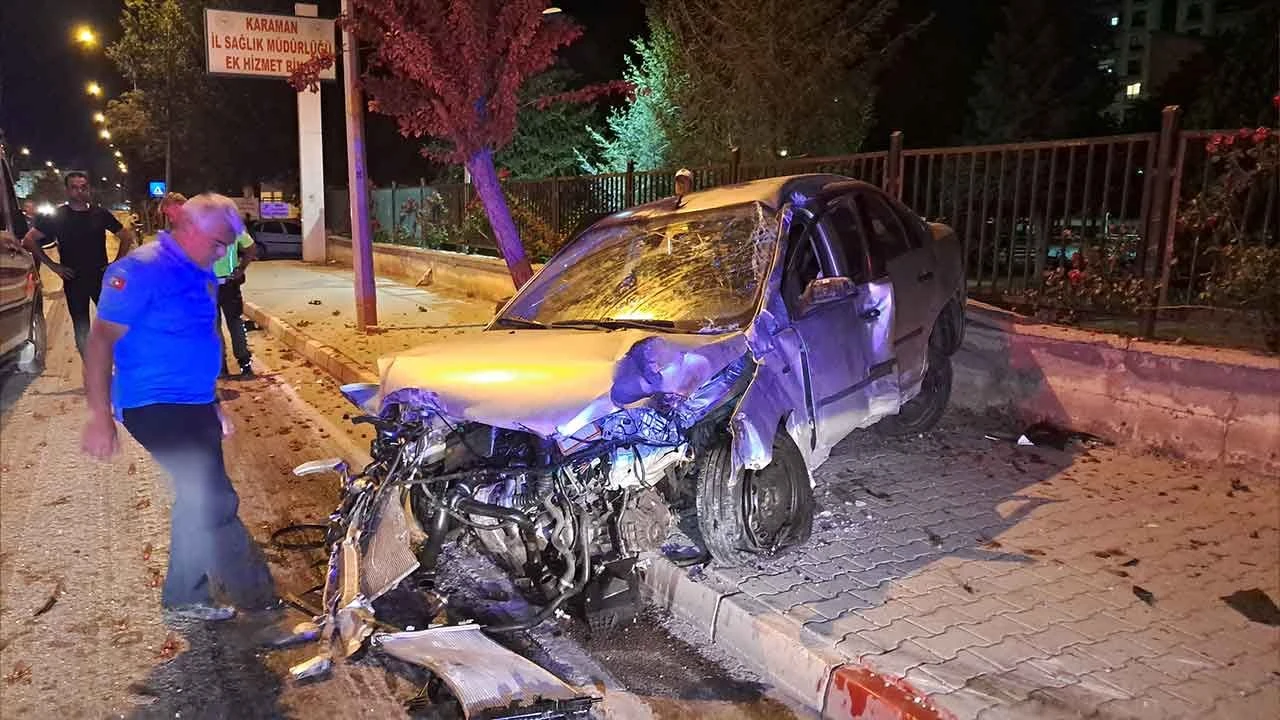 Virajı alamadı, hastanenin duvarına çarparak durabildi: 1 yaralı - 1. Resim