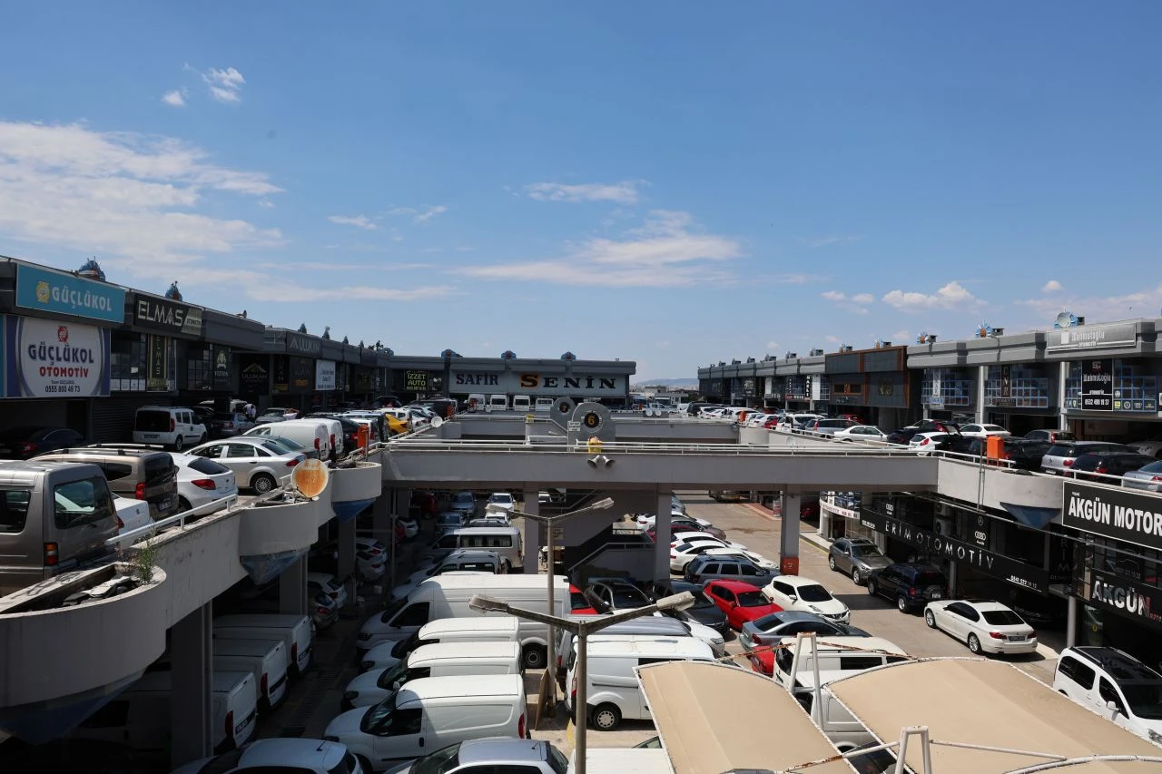 2. el araçlarda fiyatlar düştü! Ne alan var ne de soran... Galericilerde ilginç görüntüler