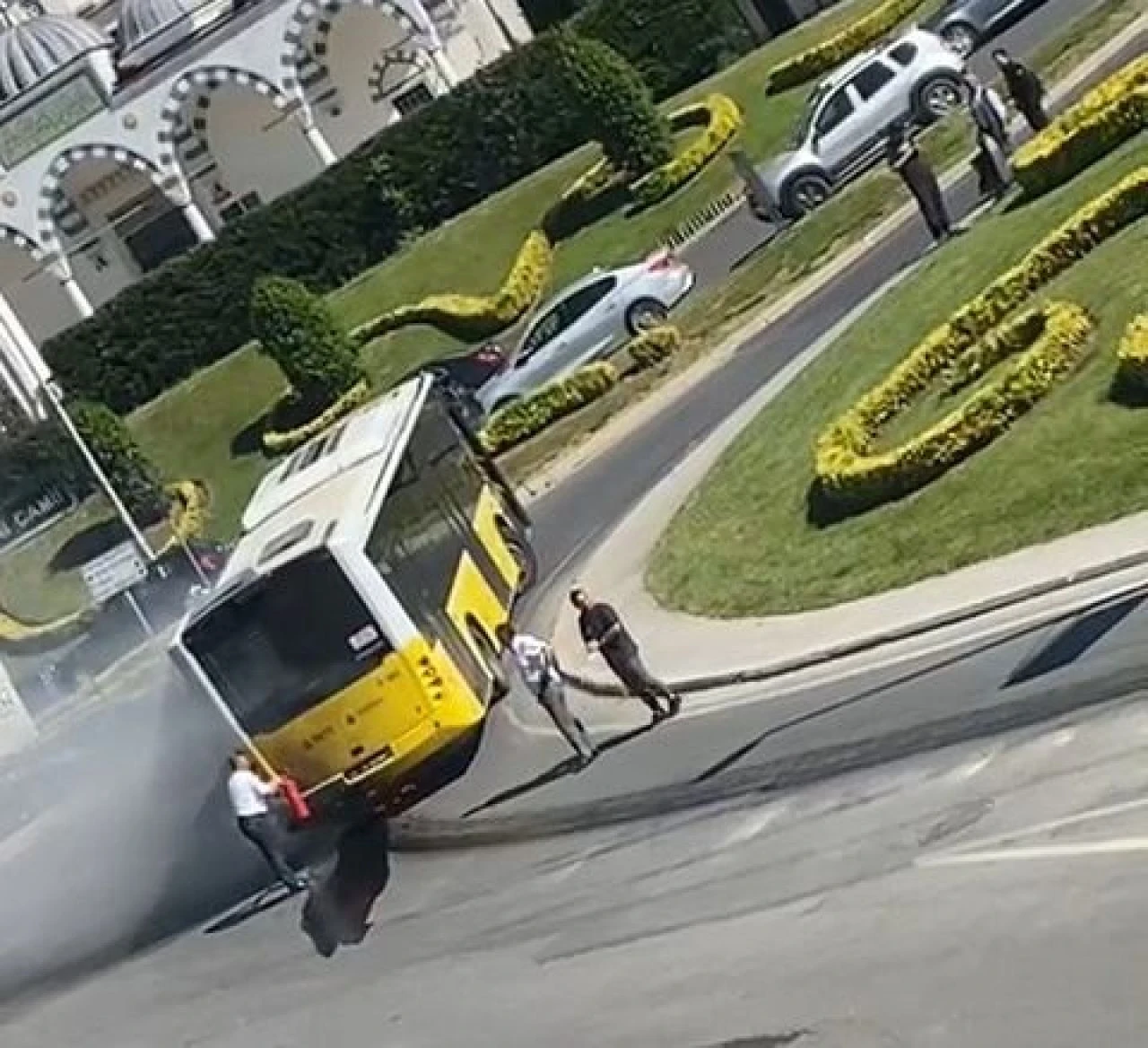 Bir anda alev aldı! İETT otobüsünde panik anları! - 1. Resim