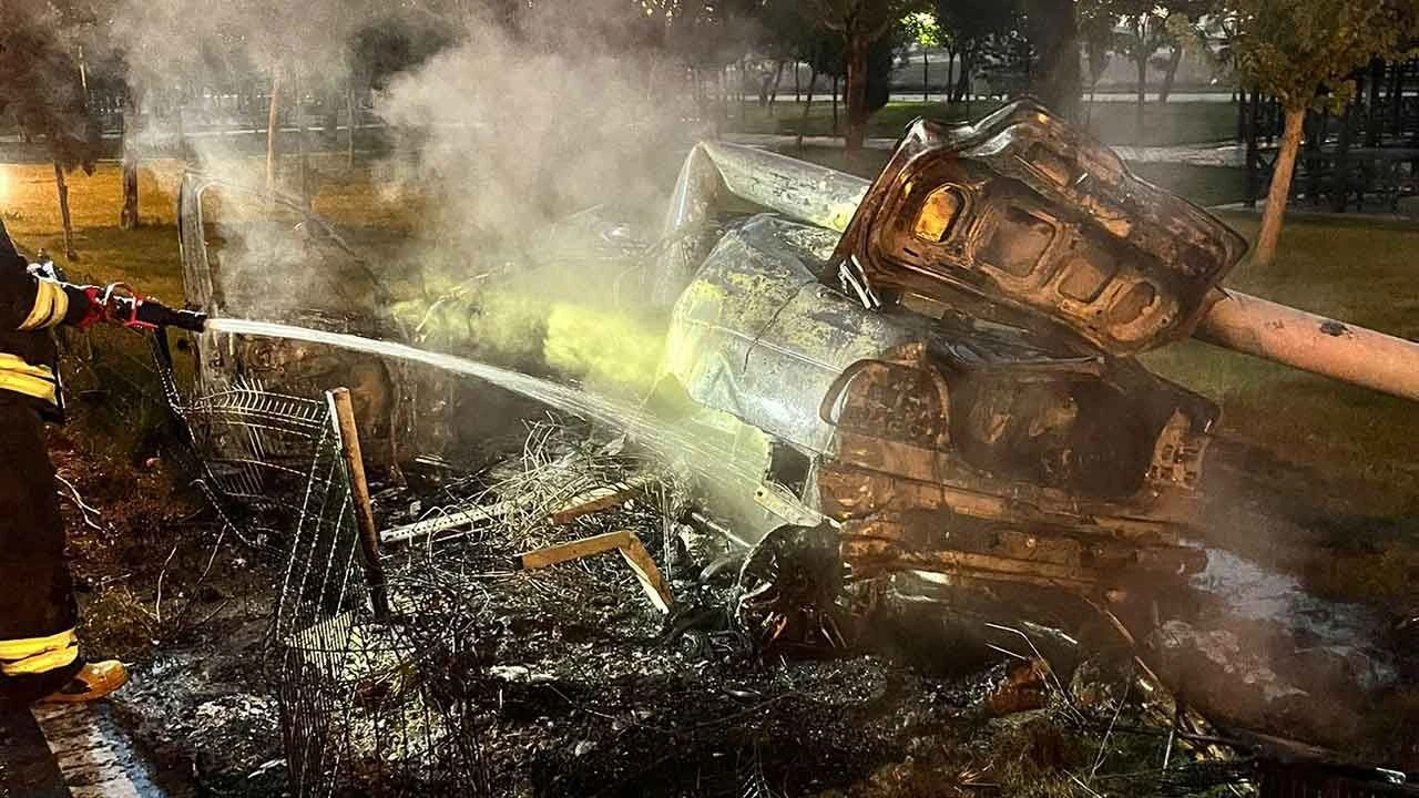 Direğe çarpan otomobil alev alev yandı: 1 ölü, 1 yaralı