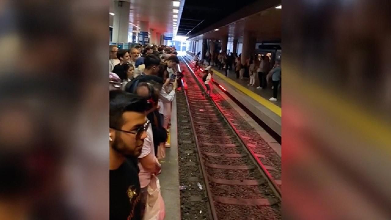 İstanbul&#039;da iki metro hattında arıza! Duraklarda yoğunluk oluştu