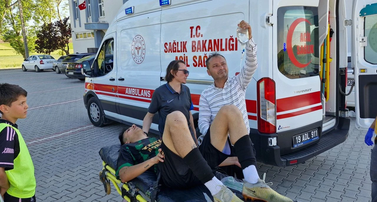 Korku dolu anlar! Futbolcular sıcaktan bayıldı!