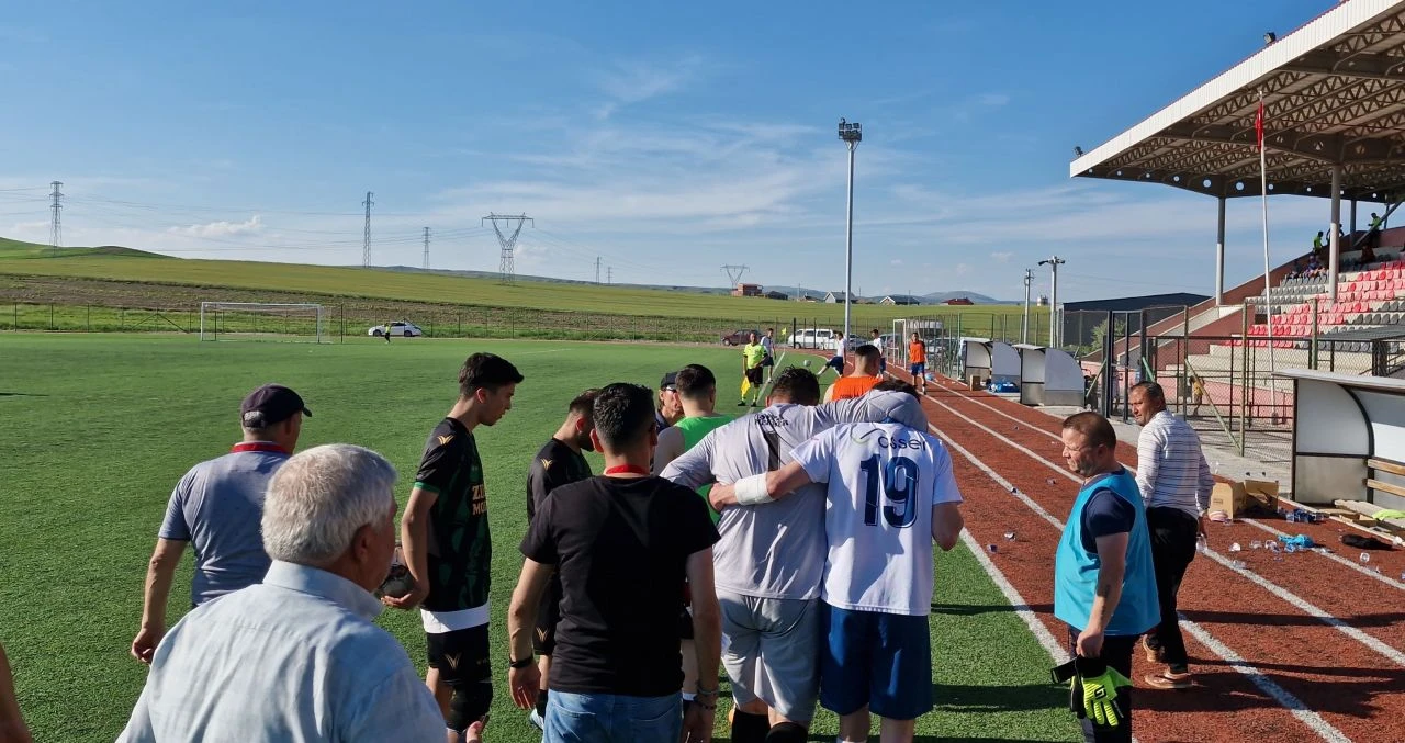 Korku dolu anlar! Futbolcular sıcaktan bayıldı!