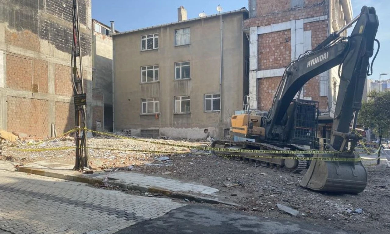Küçükçekmece’deki binanın enkazı kaldırıldı