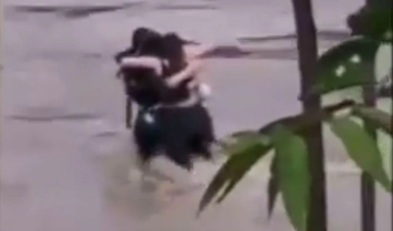 Sel felaketinde kahreden görüntüler: 3 genç ölüme birbirlerine sarılarak gittiler