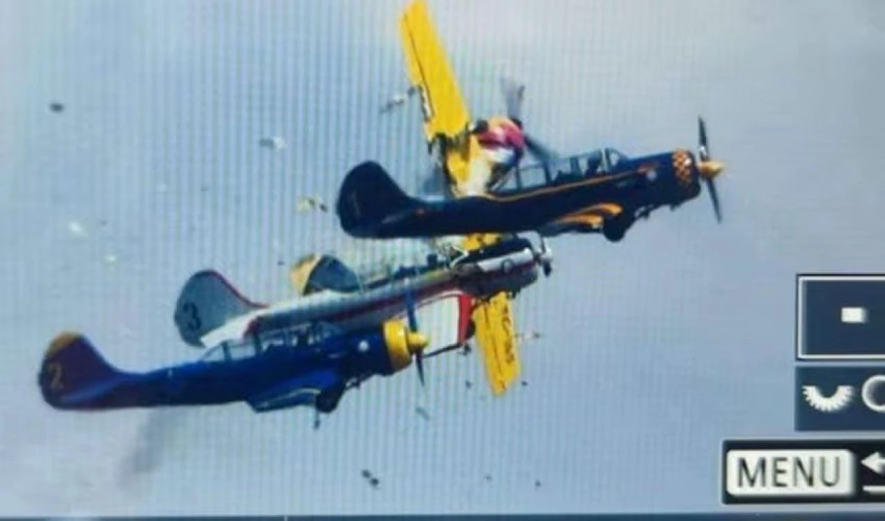 Uçaklar havada çarpıştı! Facia anbean kameraya yansıdı - 2. Resim